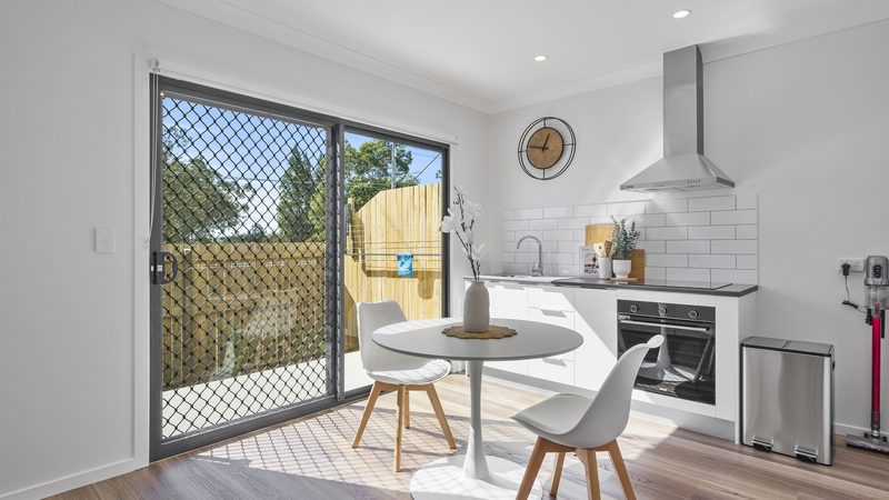 6 Harden Street — common living area